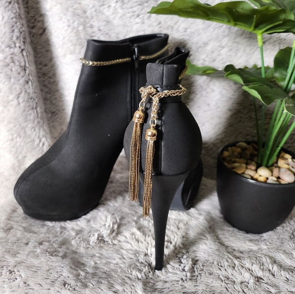 JustFab Shoes - 4inch BLACK Platform Booties w/chains